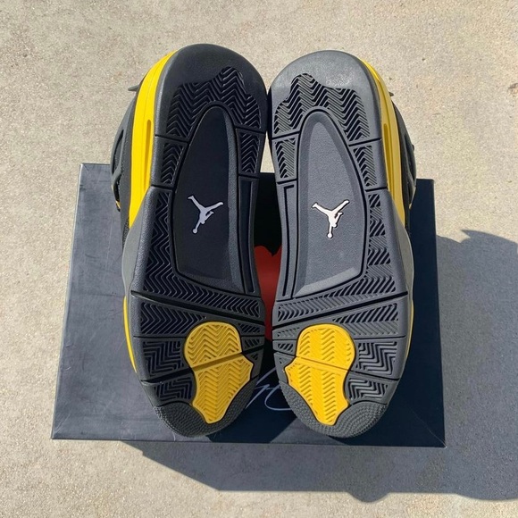 Jordan retro 4 Thunder (2012) - Picture 3 of 3